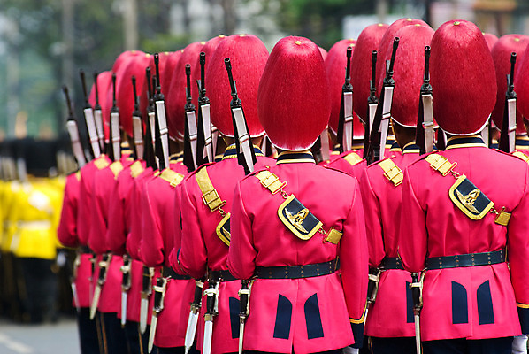 포토 JPG 해외이미지 남자 아시아 무기 분홍색 유니폼 태국 동양인 사람없음 축제 총 군용 방콕 병정 해외202004 해외포토 옷 나라 컬러 군대 사람 인종 파일형식 이미지허브