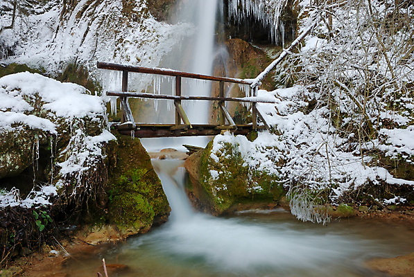 포토 JPG 해외이미지 나무 계절 공원 겨울 모션 자연 날씨 풍경 사람없음 야외 초록색 물 강 평화 환경 냉동 얼음 폭포 젖음 흐름 추위 가을 바위 흰색 개울 떨어짐 숲 시원함 크리스탈 질감 서리 고드름 전국 스플래쉬 해외202004 해외포토 자연요소 식물 공공시설 컬러 컨셉 돌_바위 광석 생태계 파일형식 이미지허브