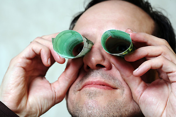 포토 JPG 해외이미지 손 옷 남자 컨셉 셔츠 돈 신체 비즈니스 바지 한명 서기 정장 성인 금융 경제 빛 달러 어둠 저축 유로 벨트 흰색 직물 잡기 비즈니스맨 주머니 가난 묘사 경영자 흙더미 빈털터리 파산 예산 해외202004 해외포토 1 잡화 컬러 상의 모션 하의 사람 신체부위 흙 직장인 재산 리더 파일형식 더미 이미지허브