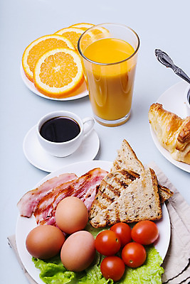 포토 JPG 해외이미지 접시 커피 음료 음식 빵 백그라운드 다이어트 토마토 채소 오렌지 유리 탁자 아침 주택 샌드위치 건강 육류 사람없음 컵 빨간색 초록색 파란색 주방 계란 식사 주스 샐러드 튀김 식탁보 흰색 시골 신선 맛 아침식사 잼 먹기 토스트 베이컨 내추럴 단백질 삶기 해외202004 해외포토 주간 식기 컬러 가구 컨셉 과일 식재료 모션 재질 돼지고기 건물 알 소스_음식 영양소 파일형식 이미지허브