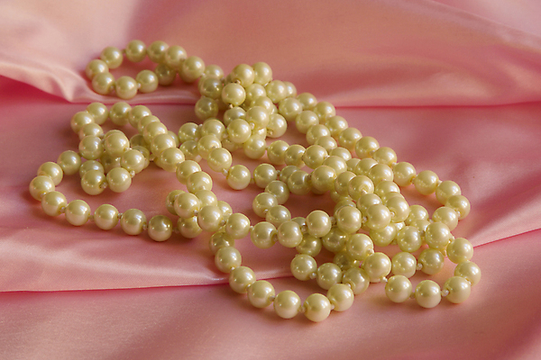 포토 JPG 해외이미지 분홍색 백그라운드 크리스마스 곡선 목걸이 추상 사람없음 흐름 직물 원형 고급 크리스탈 보석 실크 소중 부드러움 광택 접기 해외202004 해외포토 도형 기념일 선 컬러 컨셉 무늬 장신구 모션 감각 광석 파일형식 이미지허브