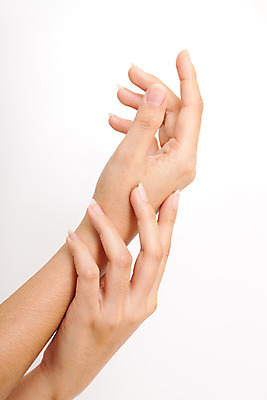 포토 JPG 해외이미지 손 여자 컨셉 손가락 청소년 건강 손바닥 사람 손짓 성인 사람없음 신체부위 유행 화장품 터치 흰색 우아함 손톱관리 손톱 청소 손목 피부 사인 팔 고립 돌봄 바디케어 해외202004 해외포토 컬러 모션 뷰티 네일아트 파일형식 이미지허브