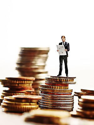 JPG 서양인 편집 편집이미지 남자 비즈니스 한명 성인 쌓기 동전 미니어처 비즈니스맨 신문 디지털합성 디지털아트 편집실사 외국인 1 돈 모션 사람 간행물 모형 직장인 뉴스 CG 파일형식