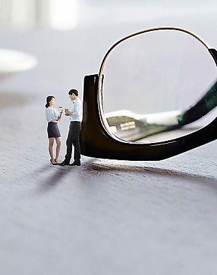 JPG 편집 편집이미지 여자 남자 안경 커피 비즈니스 대화 성인 두명 미니어처 한국인 비즈니스맨 종이컵 디지털합성 디지털아트 편집실사 잡화 음료 말하기 사람 동양인 컵 모형 직장인 일회용 CG 파일형식