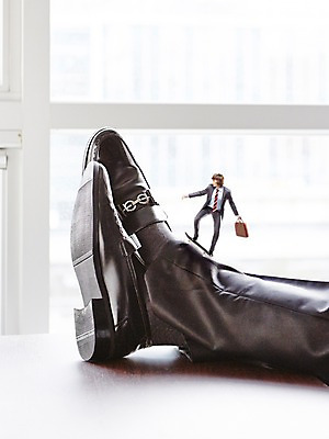 JPG 서양인 편집 편집이미지 남자 구두 서류가방 비즈니스 발 한명 성인 신체부위 미니어처 스케이트보드 비즈니스맨 디지털합성 디지털아트 편집실사 외국인 1 신발 가방 사람 모형 보드_스포츠 직장인 CG 파일형식