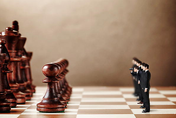 JPG 편집 편집이미지 남자 비즈니스 여러명 성인 경쟁 망원경 미니어처 한국인 비즈니스맨 체스말 체스 디지털합성 체스판 디지털아트 편집실사 다수 컨셉 놀이 사람 동양인 모형 말_게임 직장인 CG 파일형식