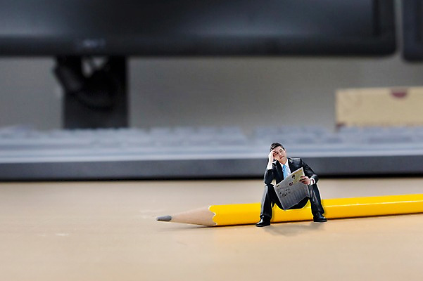 JPG 편집 편집이미지 남자 비즈니스 한명 앉기 성인 연필 미니어처 한국인 비즈니스맨 신문 디지털합성 고민 디지털아트 편집실사 1 감정 모션 학용품 사람 동양인 간행물 필기구 모형 직장인 뉴스 CG 파일형식