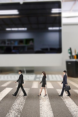 JPG 편집 편집이미지 여자 남자 서류가방 비즈니스 성인 세명 컴퓨터 미니어처 한국인 비즈니스맨 횡단보도 디지털합성 디지털아트 편집실사 가방 사람 동양인 전자제품 모형 직장인 보행로 CG 파일형식