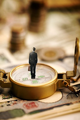 JPG 편집 편집이미지 남자 지폐 서류가방 비즈니스 한명 성인 뒷모습 미니어처 비즈니스맨 나침반 디지털합성 디지털아트 편집실사 1 뷰포인트 돈 가방 사람 모형 직장인 CG 파일형식