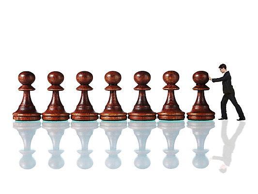 JPG 서양인 편집 편집이미지 남자 비즈니스 한명 성인 미니어처 비즈니스맨 체스말 밀기 디지털합성 디지털아트 편집실사 외국인 1 모션 사람 모형 말_게임 직장인 체스 CG 파일형식