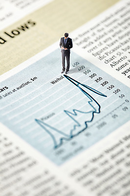 JPG 편집 편집이미지 남자 비즈니스 그래프 성인 미니어처 비즈니스맨 주식 디지털합성 디지털아트 편집실사 사람 금융 모형 직장인 CG 파일형식