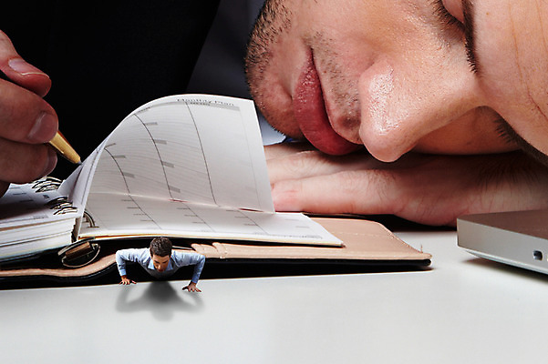 JPG 서양인 편집 편집이미지 남자 비즈니스 피곤 성인 두명 펜 다이어리 미니어처 잠 비즈니스맨 디지털합성 디지털아트 편집실사 외국인 컨셉 사람 필기구 모형 사무용품 직장인 CG 파일형식