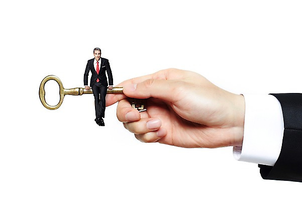 JPG 서양인 편집 편집이미지 손 남자 비즈니스 열쇠 한명 성인 신체부위 미니어처 비즈니스맨 디지털합성 디지털아트 편집실사 외국인 1 사람 모형 직장인 CG 파일형식