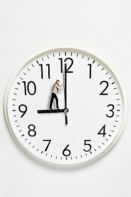 JPG 서양인 편집 편집이미지 여자 시계 비즈니스 한명 성인 미니어처 비즈니스맨 밀기 디지털합성 디지털아트 편집실사 외국인 1 남자 모션 사람 모형 직장인 CG 파일형식