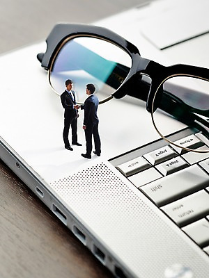 JPG 서양인 편집 편집이미지 남자 안경 비즈니스 악수 성인 두명 노트북 미니어처 거래 비즈니스맨 디지털합성 디지털아트 편집실사 외국인 잡화 사람 손짓 전자제품 모형 직장인 CG 파일형식