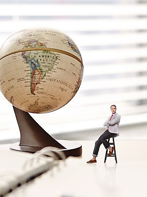 JPG 서양인 편집 편집이미지 남자 의자 비즈니스 한명 앉기 성인 지구본 팔짱 미니어처 비즈니스맨 디지털합성 디지털아트 편집실사 외국인 1 가구 모션 사람 모형 직장인 CG 파일형식