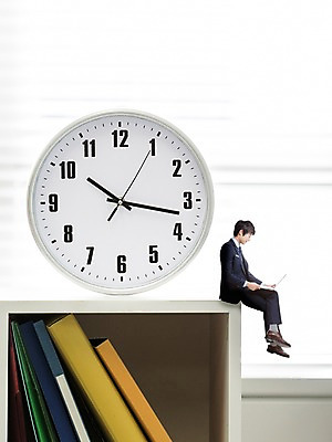 JPG 편집 편집이미지 남자 시계 비즈니스 책장 한명 앉기 성인 노트북 미니어처 한국인 비즈니스맨 디지털합성 파일 디지털아트 편집실사 1 가구 모션 사람 동양인 전자제품 모형 직장인 CG 파일형식