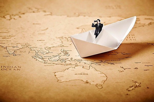 JPG 편집 편집이미지 남자 세계지도 비즈니스 한명 성인 망원경 미니어처 탐험 비즈니스맨 디지털합성 종이배 디지털아트 편집실사 1 지도 사람 세계 모형 직장인 CG 종이접기 파일형식