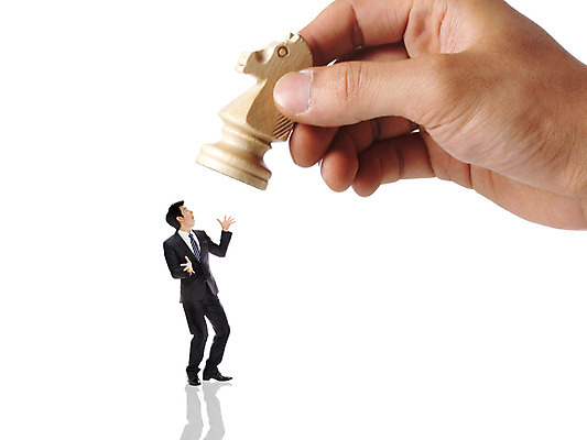 JPG 편집 편집이미지 손 남자 비즈니스 한명 성인 신체부위 놀람 미니어처 한국인 비즈니스맨 체스말 디지털합성 디지털아트 편집실사 1 감정 표정 사람 동양인 모형 말_게임 직장인 체스 CG 파일형식