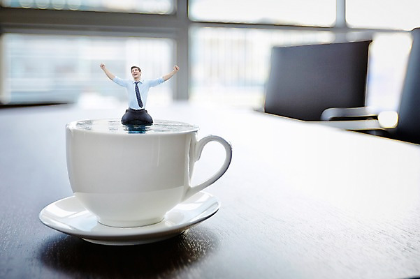 JPG 서양인 편집 편집이미지 남자 비즈니스 팔벌리기 한명 성인 미니어처 비즈니스맨 커피잔 디지털합성 디지털아트 편집실사 외국인 1 커피 모션 잔 사람 모형 직장인 CG 파일형식