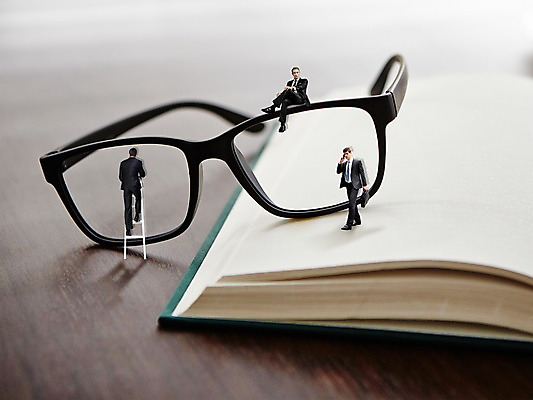 JPG 서양인 편집 편집이미지 남자 안경 서류가방 비즈니스 사다리 성인 책 세명 미니어처 비즈니스맨 디지털합성 디지털아트 편집실사 외국인 잡화 가방 사람 모형 도구 직장인 CG 파일형식