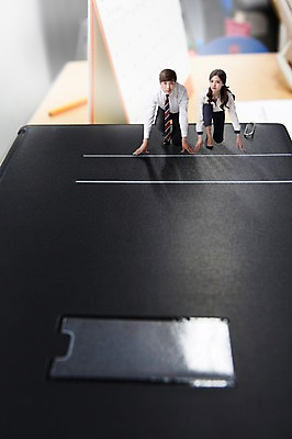 JPG 편집 편집이미지 남자 비즈니스 성인 두명 미니어처 한국인 비즈니스맨 디지털합성 클립 준비자세 서류판 디지털아트 편집실사 포즈 사람 동양인 모형 사무용품 직장인 CG 준비 파일형식