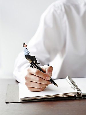 JPG 편집 편집이미지 남자 비즈니스 한명 앉기 성인 펜 다이어리 미니어처 한국인 비즈니스맨 디지털합성 디지털아트 편집실사 1 모션 사람 동양인 필기구 모형 사무용품 직장인 CG 파일형식