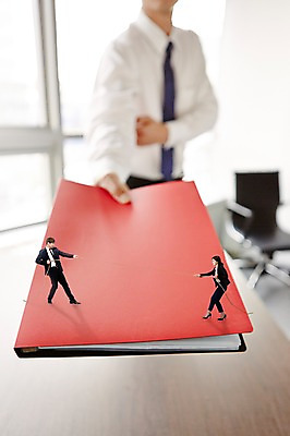 JPG 편집 편집이미지 여자 남자 줄 비즈니스 성인 세명 미니어처 한국인 비즈니스맨 디지털합성 줄다리기 서류판 디지털아트 편집실사 놀이 사람 동양인 모형 사무용품 직장인 CG 파일형식