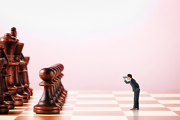 JPG 편집 편집이미지 남자 비즈니스 한명 성인 망원경 미니어처 관찰 비즈니스맨 체스말 체스 디지털합성 체스판 디지털아트 편집실사 1 모션 놀이 사람 모형 말_게임 직장인 CG 파일형식