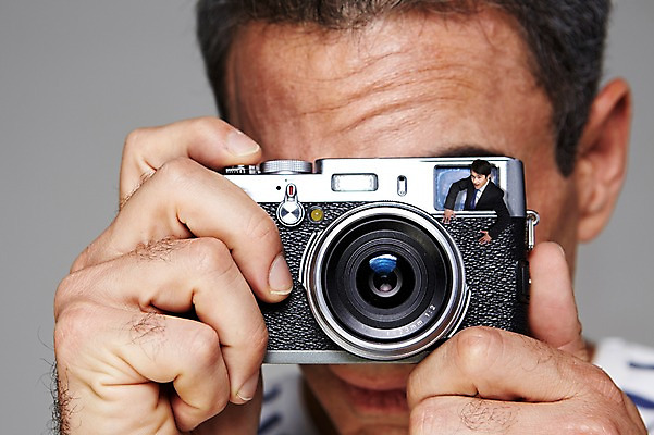 JPG 서양인 편집 편집이미지 남자 비즈니스 성인 두명 카메라 사진촬영 미니어처 비즈니스맨 디지털합성 디지털아트 편집실사 외국인 사람 전자제품 모형 촬영 직장인 CG 파일형식