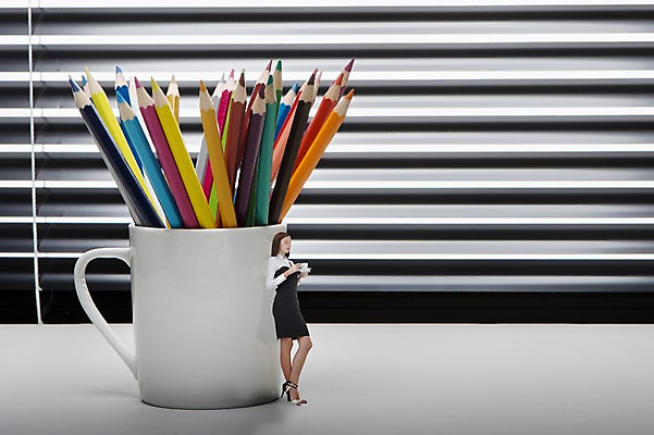 JPG 전신 서양인 편집 편집이미지 여자 비즈니스 색연필 한명 성인 기댐 미니어처 머그컵 블라인드 비즈니스맨 디지털합성 연필꽂이 디지털아트 편집실사 외국인 1 남자 모션 문구용품 학용품 사람 컵 모형 커튼 직장인 CG 파일형식