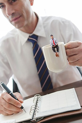 JPG 서양인 편집 편집이미지 남자 비즈니스 성인 두명 책 독서 펜 다이어리 미니어처 비즈니스맨 커피잔 디지털합성 디지털아트 편집실사 외국인 커피 잔 사람 필기구 모형 사무용품 직장인 CG 파일형식