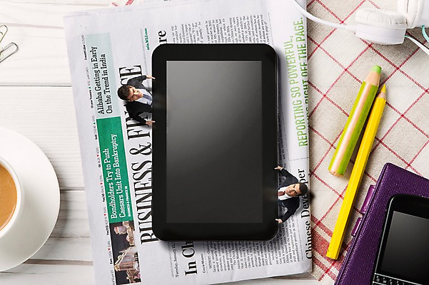 JPG 서양인 편집 편집이미지 남자 비즈니스 색연필 성인 두명 태블릿 미니어처 비즈니스맨 신문 커피잔 디지털합성 디지털아트 편집실사 외국인 커피 학용품 잔 사람 간행물 전자제품 스마트기기 모형 직장인 뉴스 CG 파일형식