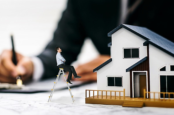 JPG 편집 편집이미지 남자 비즈니스 사다리 부동산 주택 한명 앉기 성인 미니어처 한국인 비즈니스맨 디지털합성 디지털아트 집모양 편집실사 모양 1 모션 사람 동양인 건물 모형 도구 직장인 재산 CG 파일형식