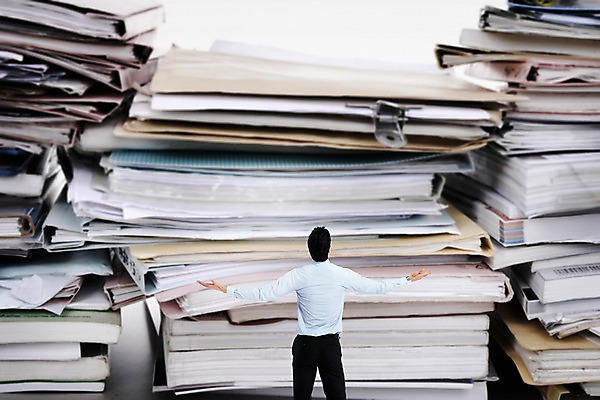 JPG 편집 편집이미지 남자 비즈니스 팔벌리기 한명 성인 뒷모습 미니어처 비즈니스맨 디지털합성 문서 쌓인눈 디지털아트 편집실사 1 뷰포인트 모션 사람 모형 직장인 CG 파일형식