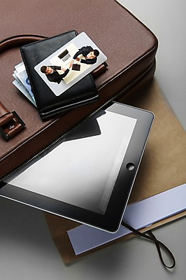 JPG 서양인 편집 편집이미지 남자 서류가방 비즈니스 악수 성인 두명 노트북 태블릿 미니어처 거래 비즈니스맨 지갑 책상 디지털합성 디지털아트 편집실사 외국인 가구 가방 사람 손짓 전자제품 스마트기기 모형 직장인 CG 파일형식