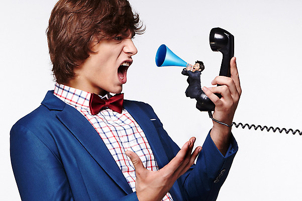 JPG 서양인 편집 편집이미지 남자 비즈니스 성인 두명 확성기 미니어처 한국인 비즈니스맨 디지털합성 수화기 시끄러움 디지털아트 편집실사 외국인 사람 동양인 모형 직장인 전화기 CG 파일형식