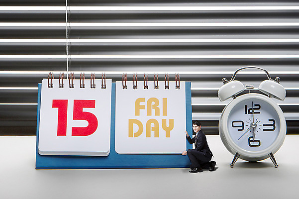 JPG 서양인 편집 편집이미지 남자 비즈니스 한명 성인 미니어처 자명종 달력 블라인드 비즈니스맨 디지털합성 금요일 디지털아트 편집실사 외국인 1 시계 사람 모형 알람 커튼 직장인 CG 요일 파일형식