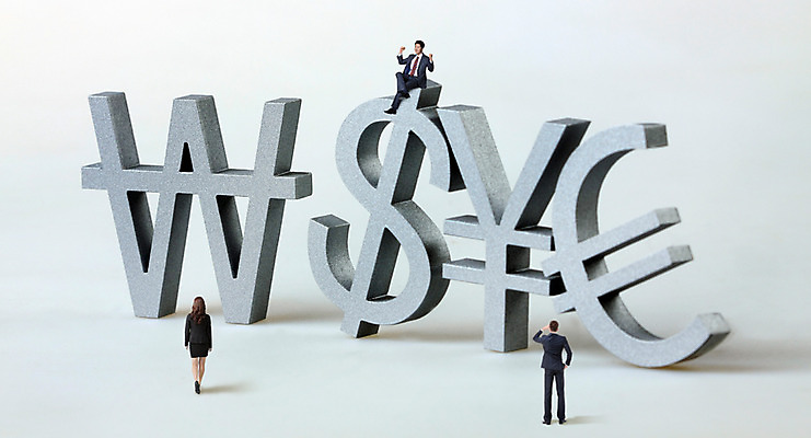 JPG 편집 편집이미지 여자 남자 비즈니스 20대 성인 세명 30대 달러 미니어처 한국인 유로 비즈니스맨 원화 화폐기호 엔 디지털합성 디지털아트 편집실사 기호 돈 사람 동양인 청년 장년 모형 직장인 화폐 CG 파일형식