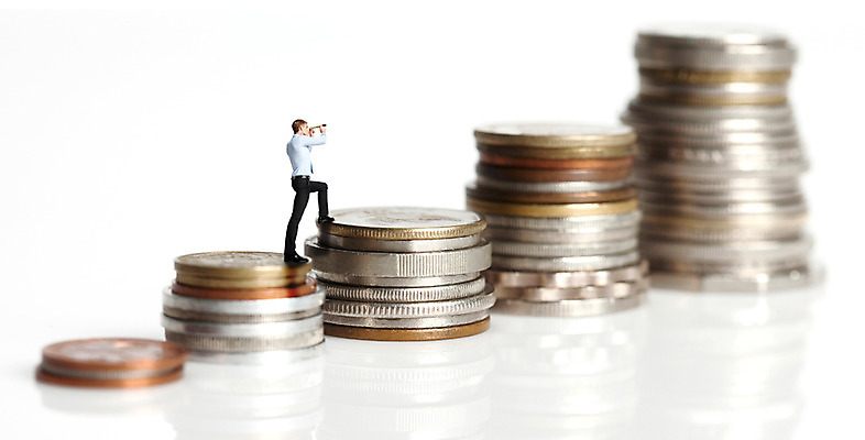 JPG 편집 편집이미지 남자 비즈니스 한명 성인 동전 망원경 미니어처 비즈니스맨 디지털합성 디지털아트 편집실사 1 돈 사람 모형 직장인 CG 파일형식