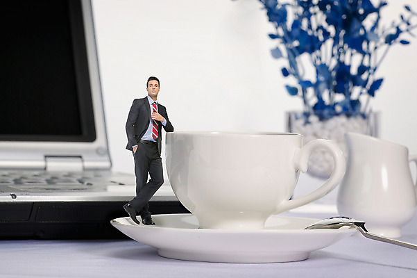 JPG 전신 서양인 편집 편집이미지 남자 비즈니스 한명 서기 정장 성인 노트북 기댐 미니어처 비즈니스맨 커피잔 티스푼 디지털합성 디지털아트 편집실사 외국인 1 옷 커피 모션 잔 사람 전자제품 모형 숟가락 직장인 CG 파일형식