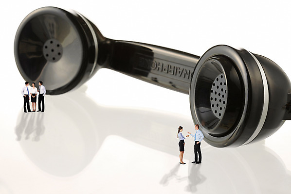 JPG 서양인 편집 편집이미지 여자 남자 비즈니스 대화 여러명 성인 미니어처 비즈니스맨 디지털합성 수화기 디지털아트 편집실사 외국인 다수 말하기 사람 모형 직장인 전화기 CG 파일형식