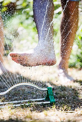 포토 JPG 주간 서양인 외국인 물놀이 놀이 물줄기 한명 서기 20대 야외 앞모습 하반신 다리 성인만 국내포토 자연요소 1 뷰포인트 모션 사람 인종 청년 신체부위 물 파일형식