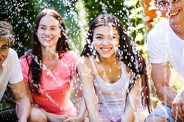 포토 JPG 주간 서양인 외국인 여자 남자 물놀이 물줄기 미소 여러명 상반신 20대 성인 야외 앞모습 친구 우정 즐거움 성인만 국내포토 자연요소 감정 뷰포인트 다수 관계 놀이 표정 사람 인종 청년 물 파일형식