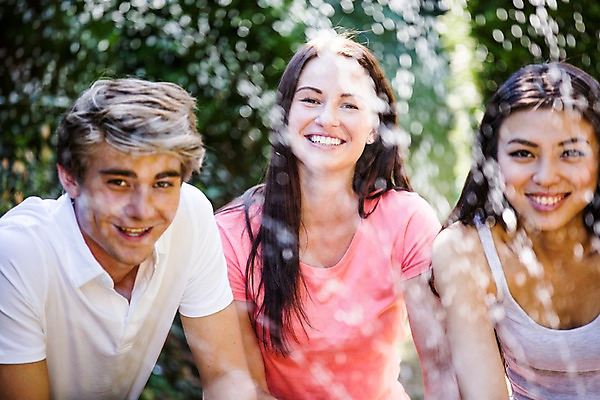 포토 JPG 주간 서양인 외국인 여자 남자 물놀이 물줄기 미소 상반신 20대 성인 야외 앞모습 세명 친구 우정 즐거움 성인만 국내포토 자연요소 감정 뷰포인트 관계 놀이 표정 사람 인종 청년 물 파일형식