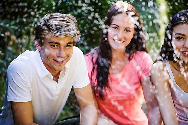 포토 JPG 주간 서양인 외국인 여자 남자 물놀이 물줄기 미소 앉기 20대 성인 야외 앞모습 세명 친구 우정 즐거움 성인만 국내포토 자연요소 감정 뷰포인트 관계 모션 놀이 표정 사람 인종 청년 물 파일형식