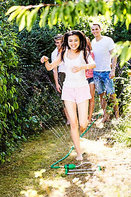 포토 JPG 주간 전신 서양인 외국인 여자 남자 물놀이 서기 미소 여러명 20대 성인 야외 앞모습 달리기 정원 즐거움 성인만 국내포토 자연요소 감정 뷰포인트 다수 모션 놀이 표정 사람 인종 청년 파일형식