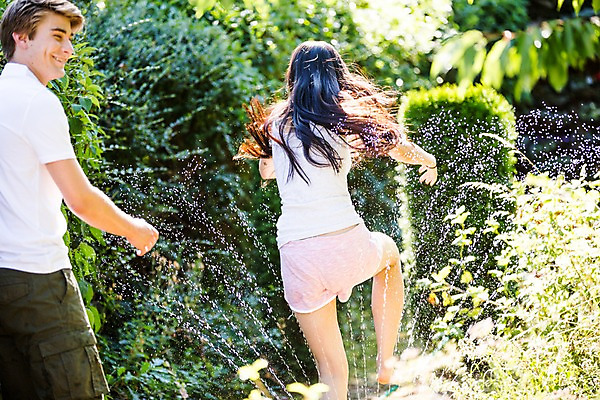 포토 JPG 주간 서양인 외국인 커플 여자 남자 물놀이 물줄기 사랑 미소 20대 성인 야외 두명 뒷모습 다정 즐거움 마당극 성인만 국내포토 자연요소 감정 뷰포인트 컨셉 관계 놀이 표정 사람 인종 청년 물 파일형식