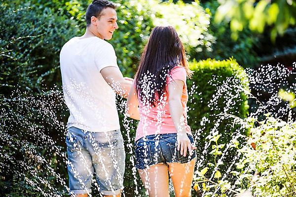 포토 JPG 주간 서양인 외국인 커플 여자 남자 물놀이 물줄기 사랑 상반신 20대 성인 야외 두명 뒷모습 정원 다정 즐거움 성인만 국내포토 자연요소 감정 뷰포인트 컨셉 관계 놀이 사람 인종 청년 물 파일형식