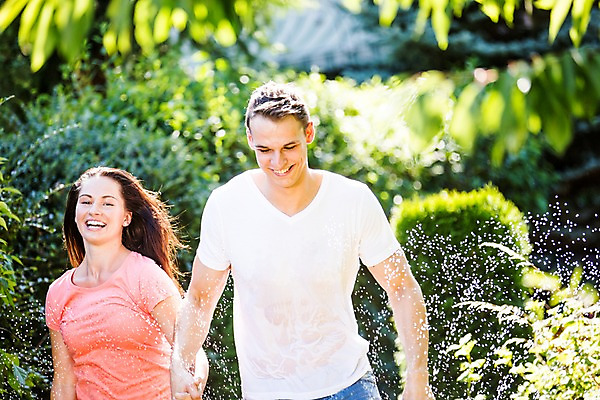 포토 JPG 주간 서양인 외국인 커플 여자 남자 물놀이 사랑 미소 상반신 20대 성인 야외 두명 앞모습 정원 손잡기 다정 즐거움 성인만 국내포토 자연요소 감정 뷰포인트 컨셉 관계 모션 놀이 표정 사람 인종 청년 파일형식